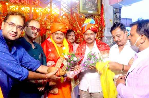 श्री त्रिपुर माॅ बाला सुन्दरी के दर्शन को पहुंचे सुरेश चौहान व अमरीश गोयल