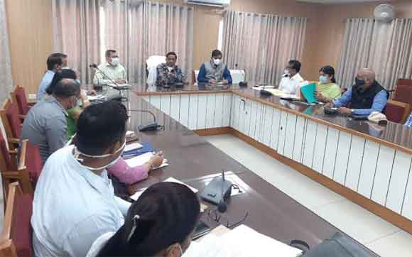 गंदगी के ढेर और जल भराव मिलने पर अधिशासी अधिकारी और ग्राम सचिव के विरूद्ध कार्यवाही होगी- मण्डलायुक्त