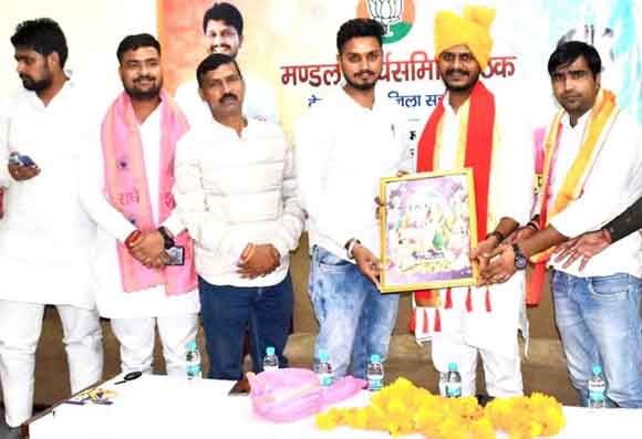 सरकार की योजनाओं को जानकारी लोगों के घर घर जाकर दे कार्यकर्ता: सुखविन्दर