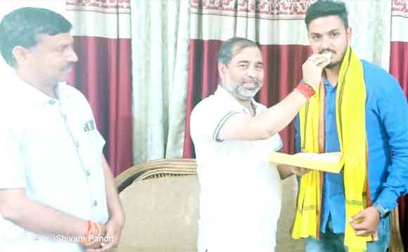 स्थानीय विधायक ने युवा मोर्चा नगरध्यक्ष का पटका पहनाकर व मिठाई खिलाकर किया स्वागत