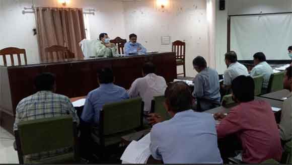 व्यक्तिगत और सामुदायिक शौचालय तथा पंचायत भवन के निर्माण में लापरवाही क्षम्य नहीं होगी – मुख्य विकास अधिकारी