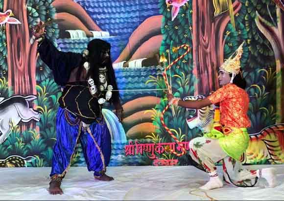 रामलीला महोत्सव के चौथे दिन ताड़का वध व अहिल्या उद्धार लीला का मनोहारी मंचन किया