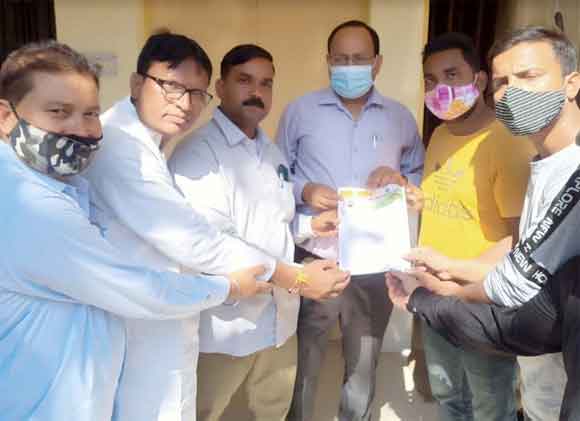सफाई कर्मचारी के परिवार को 50 लाख का मुआवजा और परिवार के एक सदस्य को सरकारी नौकरी की मांग की