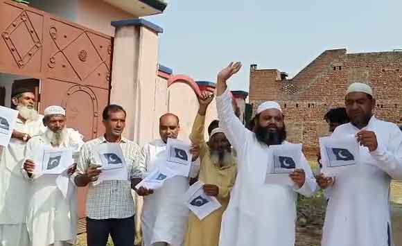 पाकिस्तान में हिंदुओं पर हो रहे अत्याचार के खिलाफ देवबंद के मुस्लिमों का फूटा गुस्सा-जलाए पाकिस्तान के पोस्टर……