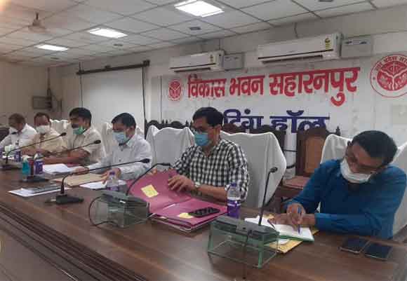 पेंशन का लाभ पा रहे अपात्र लोगों को चिन्हित कर सत्यापन रिपोर्ट प्रस्तुत करें- जिलाधिकारी