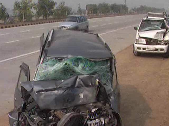 केएमपी पर भयंकर सड़क हादसा, कई वाहनों की टक्कर में 9 लोगों की मौत