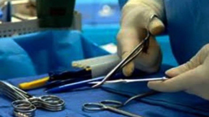 पेट के मरीज का करना था ऑपरेशन, बुखार के मरीज का चीरा पेट… मौत के बाद हंगामा