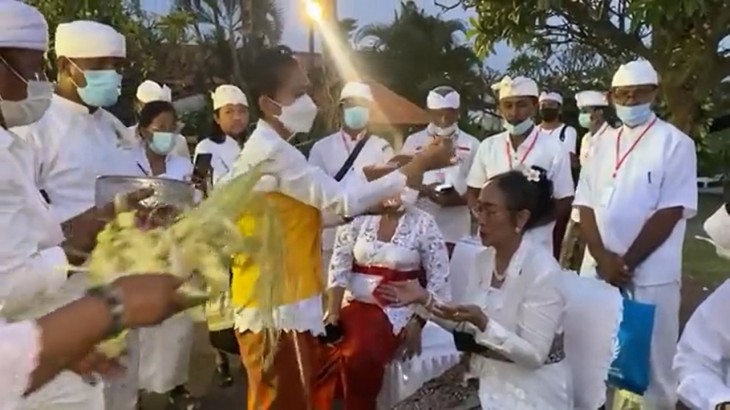 इस्लाम छोड़ हिंदू बनीं इंडोनेशिया के पूर्व राष्‍ट्रपति की बेटी, जानें कौन हैं सुकमावती