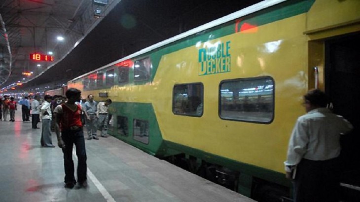दिल्ली के सराय रोहिल्ला रेलवे स्टेशन के पास डबल डेकर ट्रेन पर पथराव