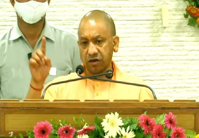 सीएम योगी ने नवचयनित अभियंताओं को वितरित किया नियुक्ति पत्र, बोले- अर्थव्यवस्था में यूपी बनेगा नंबर वन