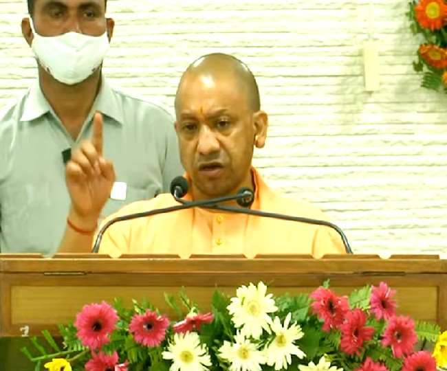 सीएम योगी ने नवचयनित अभियंताओं को वितरित किया नियुक्ति पत्र, बोले- अर्थव्यवस्था में यूपी बनेगा नंबर वन