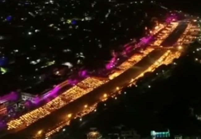 LIVE Ayodhya Deepotsav 2021: सीएम योगी ने प्रभु राम का किया राज तिलक, दीपों से रोशन हुई रामनगरी