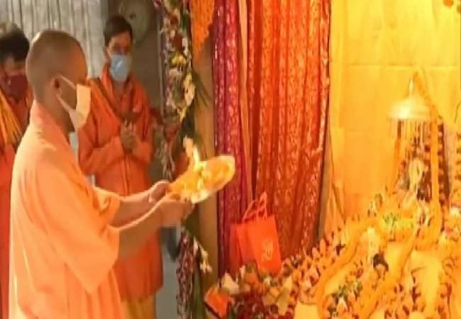 अयोध्या में दर्शन-पूजन के बाद सीएम योगी आदित्यनाथ अंत्योदय कार्ड धारक माया के घर भी गए