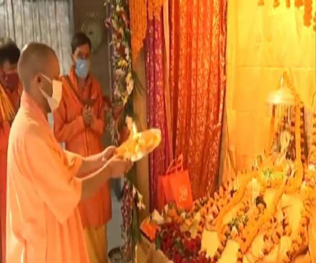 अयोध्या में दर्शन-पूजन के बाद सीएम योगी आदित्यनाथ अंत्योदय कार्ड धारक माया के घर भी गए