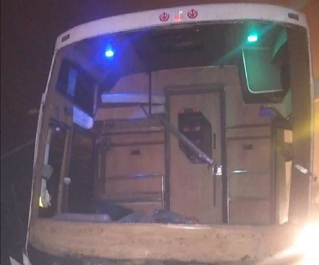 मथुरा में यमुना एक्सप्रेस-वे पर बड़ा हादसा: बेकाबू बस ने कार को टक्कर मारी, पांच की मौत