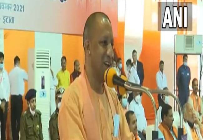 सपा के गढ़ में सीएम योगी ने अखिलेश यादव की ली चुटकी, कहा- बबुआ ! इस बार ट्विटर ही देगा वोट