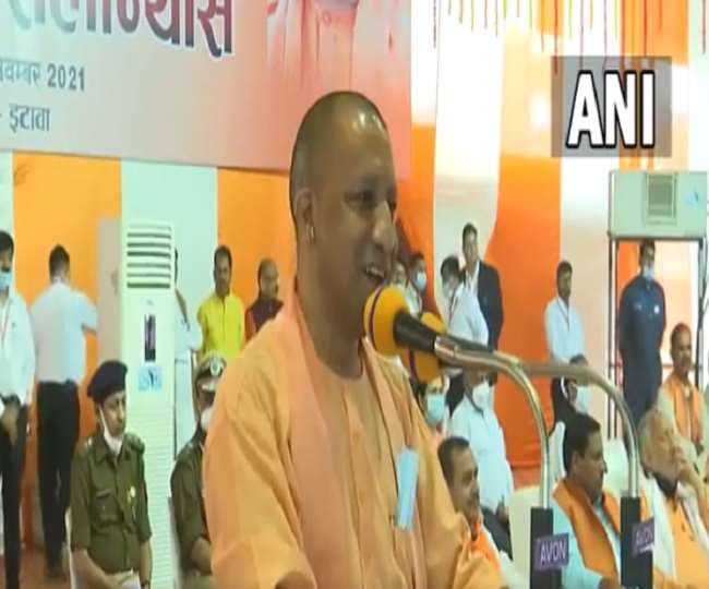 सपा के गढ़ में सीएम योगी ने अखिलेश यादव की ली चुटकी, कहा- बबुआ ! इस बार ट्विटर ही देगा वोट