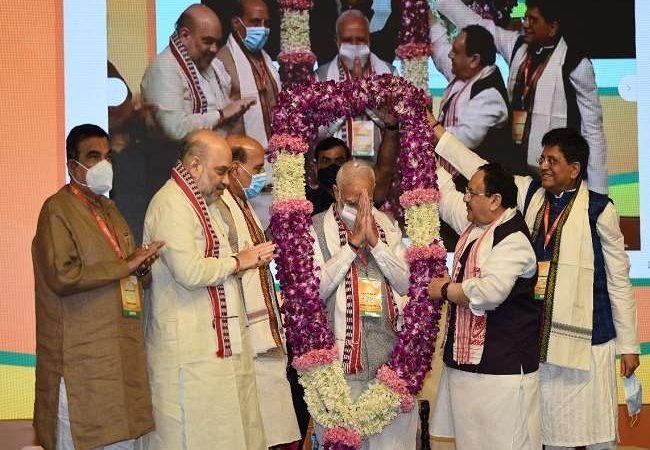 भाजपा की राष्ट्रीय कार्यकारिणी की बैठक, 100 करोड़ टीकाकरण के लिए पीएम मोदी को किया गया सम्मानित