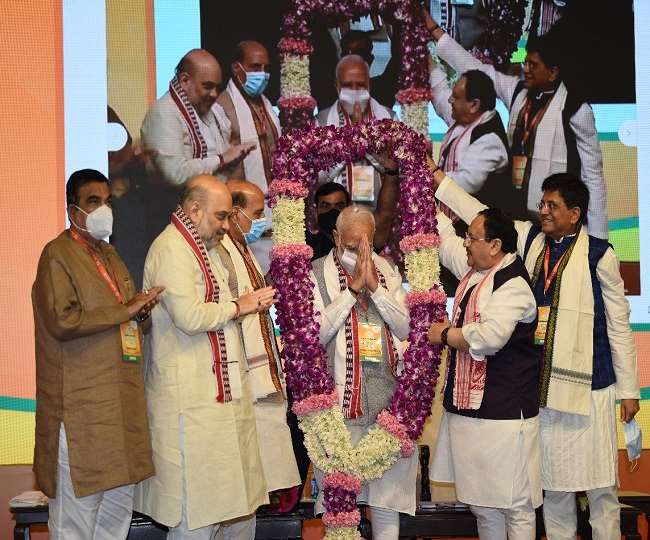 भाजपा की राष्ट्रीय कार्यकारिणी की बैठक, 100 करोड़ टीकाकरण के लिए पीएम मोदी को किया गया सम्मानित