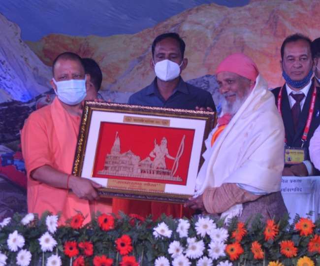 सीएम योगी आद‍ित्‍यनाथ ने क‍िया उत्तराखंड महोत्‍सव का शुभारंभ, कहा-पर्यावरण बचना हम सबकी ज‍िम्‍मेदारी