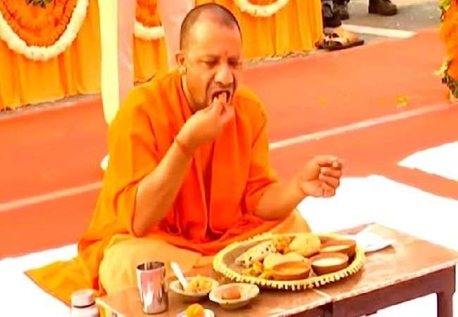 CM Yogi in Mathura: ब्रज की धरा पर पहुंचे सीएम योगी आदित्यनाथ, संतों के साथ क‍िया भाेजन
