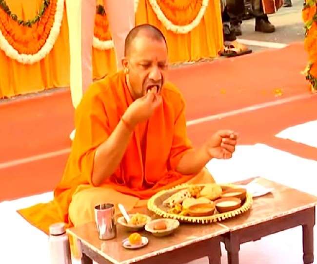 CM Yogi in Mathura: ब्रज की धरा पर पहुंचे सीएम योगी आदित्यनाथ, संतों के साथ क‍िया भाेजन