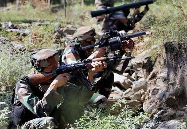 कुलगाम में सुरक्षाबलों और आतंकियों के बीच मुठभेड़ जारी, एक आतंकी ढेर