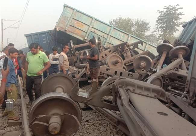जौनपुर में बदलापुर स्टेशन के पास मालगाड़ी पलटी, लखनऊ-वाराणसी रूट बाधित