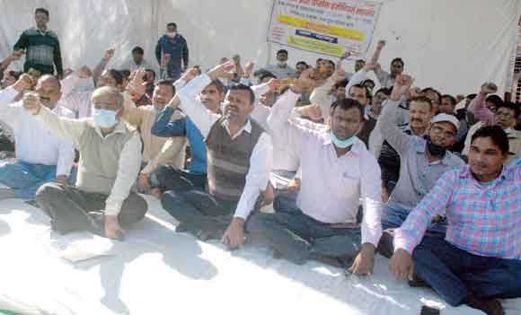 विभिन्न मांगों को लेकर जिला मुख्यालय पर गरजे डिप्लोमा इंजीनियर
