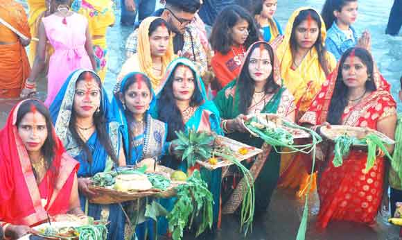 लोक आस्था के महापर्व छठ का आज विधिवत् समापन हुआ