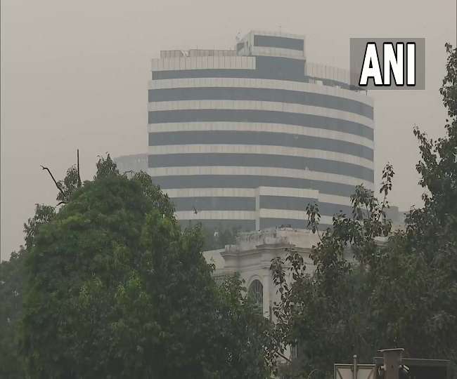 दिल्ली बनी गैस चैंबर, बने हेल्थ इमरजेंसी के हालात; दर्ज किया गया सीजन का सबसे खराब एयर इंडेक्स