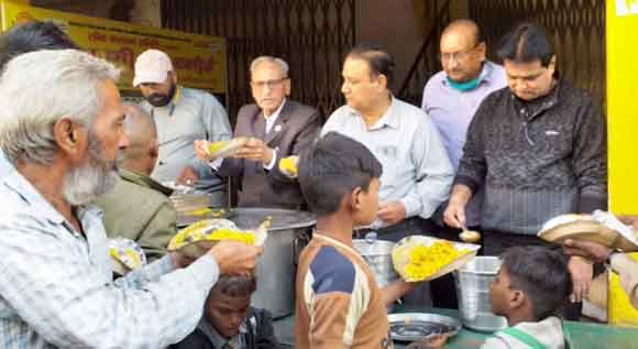 प्रभुजी की रसोई में जरूरतमंदों को भोजन कराकर व्यापारियों ने मनाया प्रदेश अध्यक्ष मुकुन्द मिश्रा का जन्मदिन