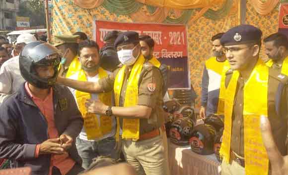 श्री सांईसेवा परिवार ने यातायात पुलिस को सौंपे हैलमेट, जरूरतमंदों को किए वितरित
