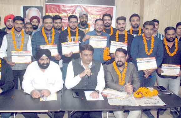 युवा व्यापार मंडल के सदस्यो को दिलाई एकजुटता की शपथ