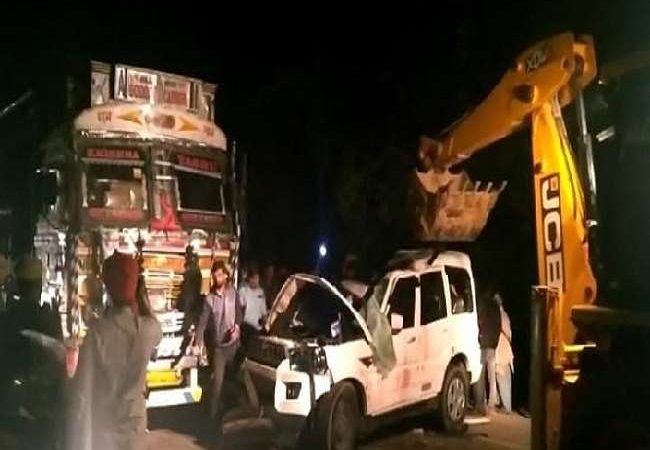 कानपुर-सागर हाईवे पर बड़ा हादसा : शादी में जा रहे बरातियों की कार ट्रक से टकराई, दंपती समेत पांच की मौत