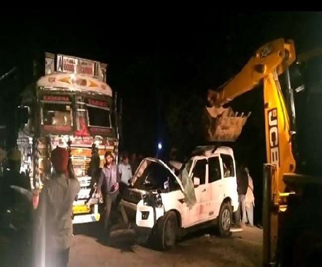 कानपुर-सागर हाईवे पर बड़ा हादसा : शादी में जा रहे बरातियों की कार ट्रक से टकराई, दंपती समेत पांच की मौत
