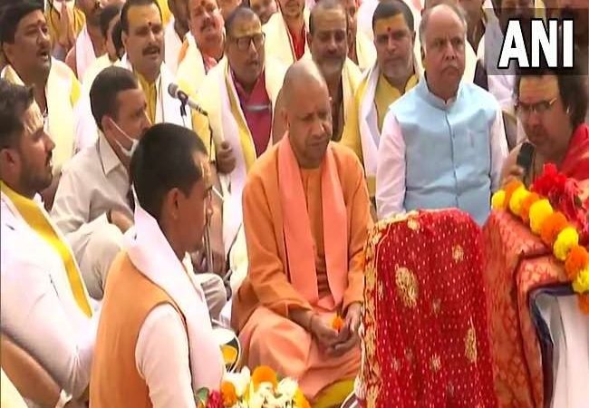 वाराणसी के श्रीकाशी विश्वनाथ मंदिर में मुख्‍यमंत्री योगी आदित्‍यनाथ ने की मां अन्नपूर्णेश्वरी की प्राण-प्रतिष्ठा