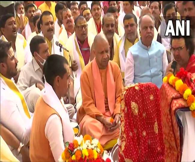 वाराणसी के श्रीकाशी विश्वनाथ मंदिर में मुख्यमंत्री योगी आदित्यनाथ ने की मां अन्नपूर्णेश्वरी की प्राण-प्रतिष्ठा