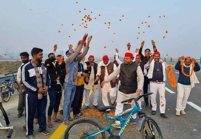 अखिलेश यादव ने बढ़ाया हौसला, सपा कार्यकर्ताओं ने पूर्वांचल एक्सप्रेस वे का किया सांकेतिक उद्घाटन