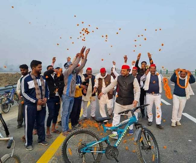 अखिलेश यादव ने बढ़ाया हौसला, सपा कार्यकर्ताओं ने पूर्वांचल एक्सप्रेस वे का किया सांकेतिक उद्घाटन