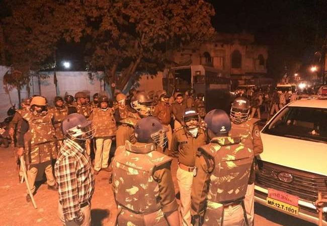 मप्र के खंडवा में विवाद के बाद जमकर हुआ पथराव, भारी पुलिस बल तैनात; FIR दर्ज