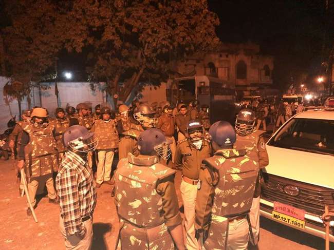 मप्र के खंडवा में विवाद के बाद जमकर हुआ पथराव, भारी पुलिस बल तैनात; FIR दर्ज