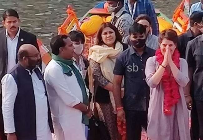 श्रीराम की तपोस्थली चित्रकूट पहुंच गईं प्रियंका, नाव पर बैठकर मंदाकिनी तट पर महिलाओं से संवाद