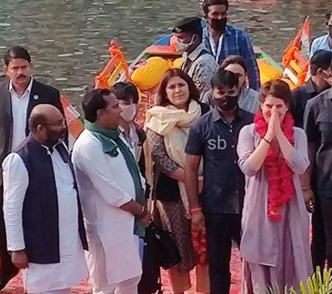 श्रीराम की तपोस्थली चित्रकूट पहुंच गईं प्रियंका, नाव पर बैठकर मंदाकिनी तट पर महिलाओं से संवाद
