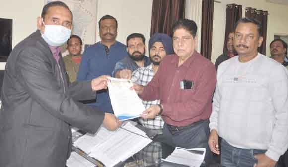विभिन्न समस्याओं को लेकर एडिशनल कमिश्नर से मिला व्यापारियों का प्रतिनिधिमंडल