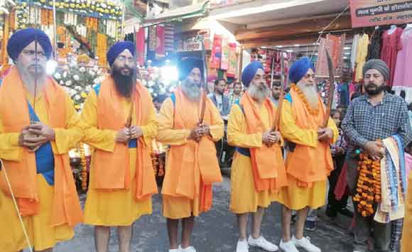 पंचप्यारों की अगुवाई में निकाला महान नगर कीर्तन