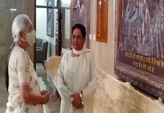 लखनऊ में बसपा मुखिया मायावती के घर पहुंची राज्यपाल आनंदीबेन पटेल, मां के निधन पर शोक जताया