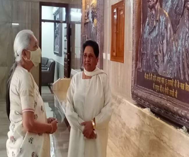 लखनऊ में बसपा मुखिया मायावती के घर पहुंची राज्यपाल आनंदीबेन पटेल, मां के निधन पर शोक जताया