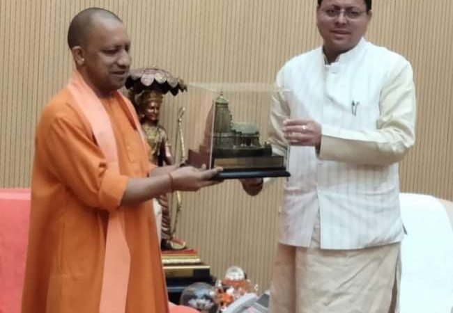 लखनऊ में सीएम योगी आदित्यनाïथ से मिले उत्तराखंड के मुख्यमंत्री पुष्कर सिंह धामी