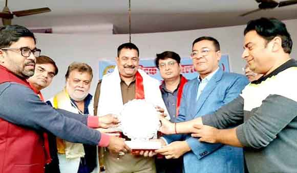 शहर की फिजा खराब होने से बचाने पर किया शॉल ओढ़ाकर सम्मानित